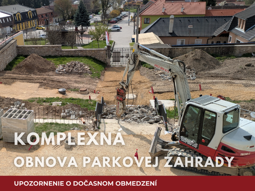 fotka zachycujúca stavebné práce v exteriéri Draškovičovho kaštieľa v Čachticiach