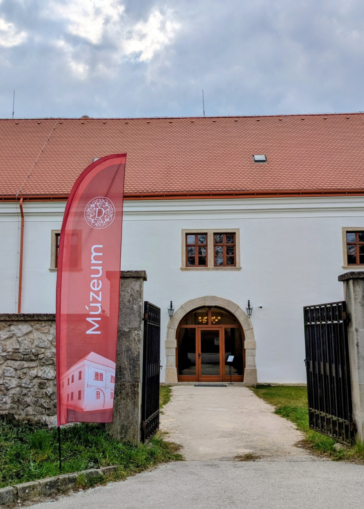 vstup zo zadnej strany kaštieľa - z ulice Kúria