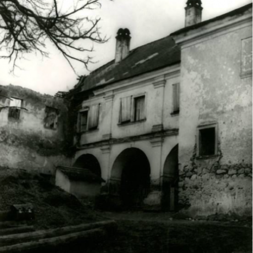 Západná časť južného krídla a torzo juhozápadného krídla pred obnovou v roku 1951