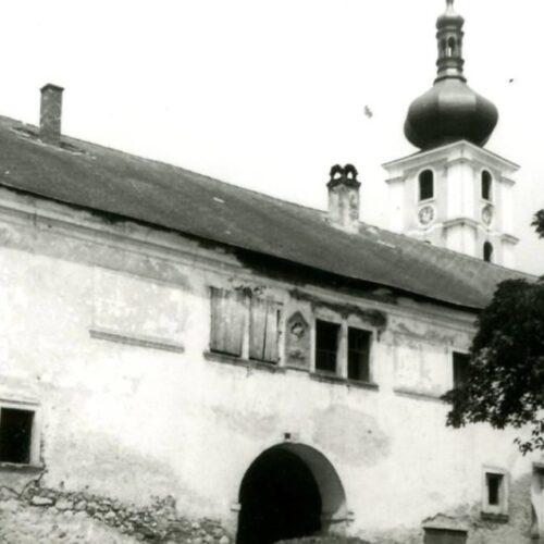 Časť fasády južného krídla kaštieľa na fotografii z roku 1938